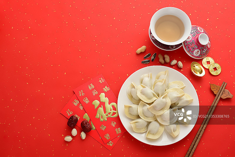 喜庆红色背景上的中国传统美食饺子图片素材