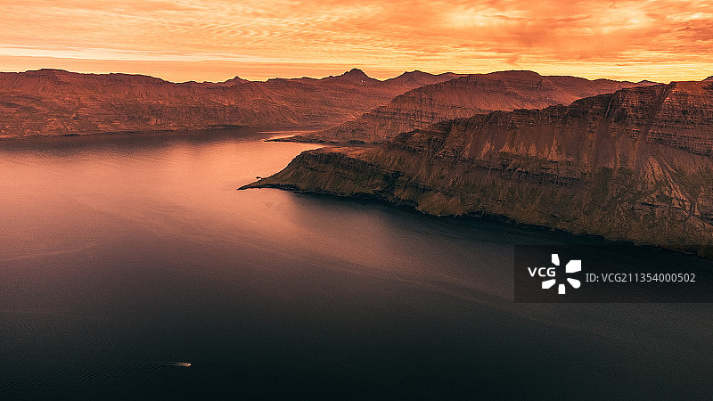 冰岛，日落时天空映衬下的湖泊风景图片素材