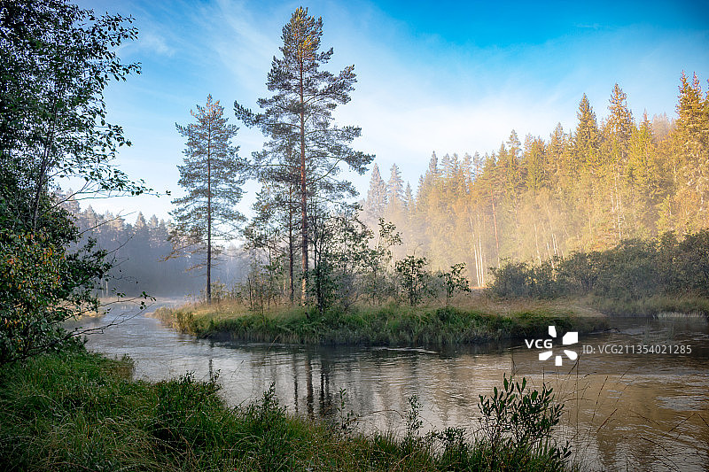 瑞典菲利普斯塔德，森林中的湖泊在天空的风景图片素材