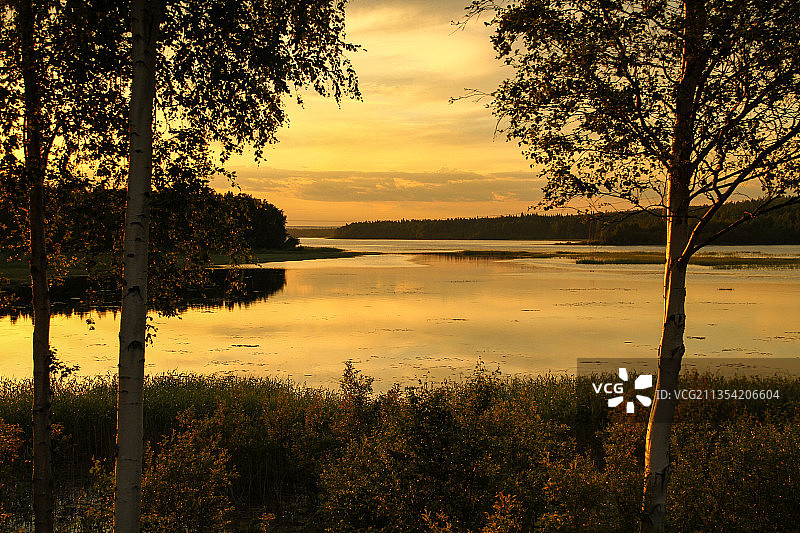 瑞典，日落时天空映衬下的湖泊风景图片素材