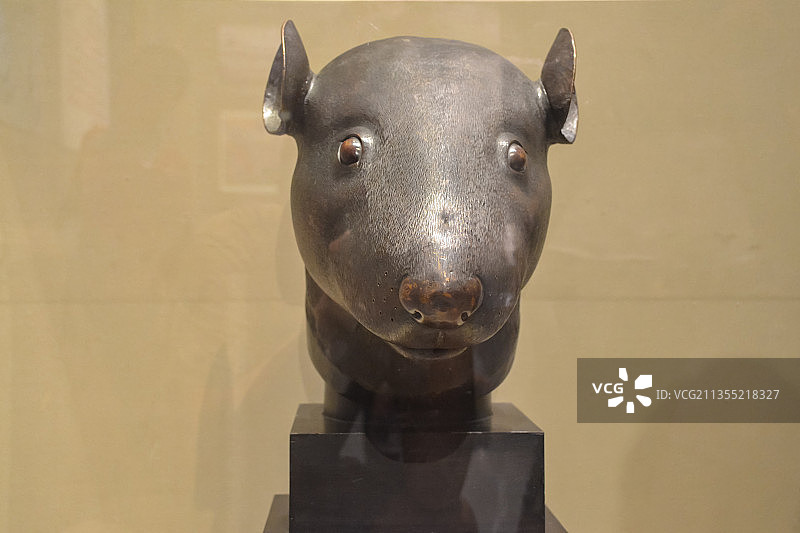 中国北京国家博物馆里的鼠首和兔首图片素材