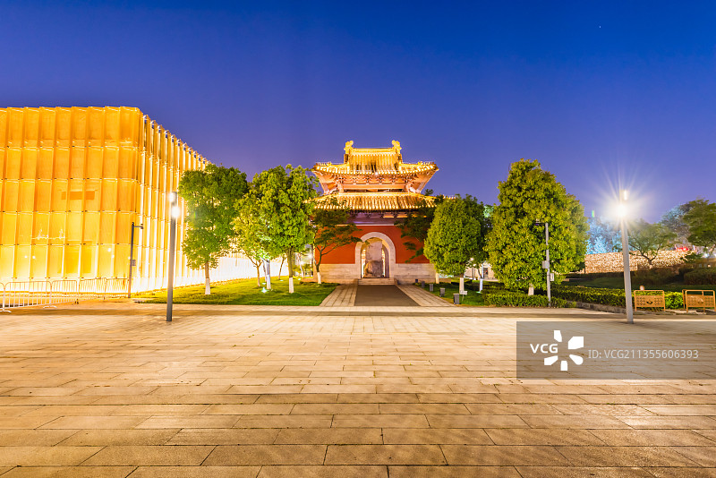 中国江苏南京大报恩寺琉璃宝塔古建筑夜景图片素材