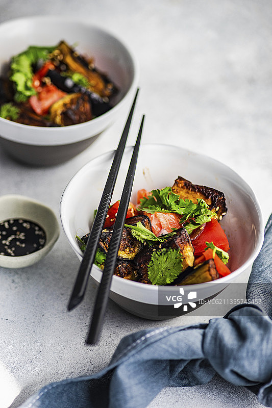 新鲜的亚洲风味蔬菜沙拉，配炒茄子和酱油图片素材