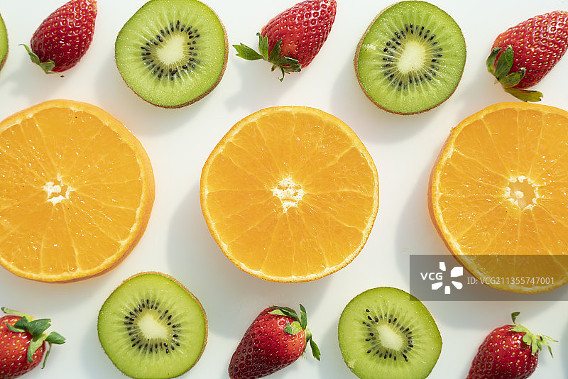 切片的水果放在白色的背景上，是夏天果汁的主要成分。图片素材