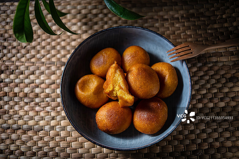 传统美味小吃油炸南瓜糍粑图片素材
