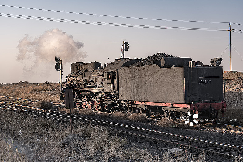新疆哈密三道岭镇露天煤矿的蒸汽火车图片素材