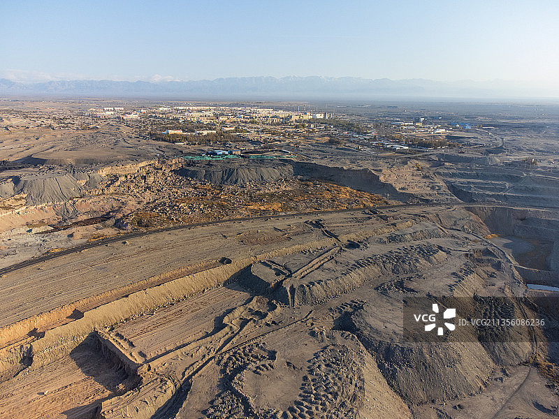 新疆哈密三道岭露天煤矿矿坑图片素材