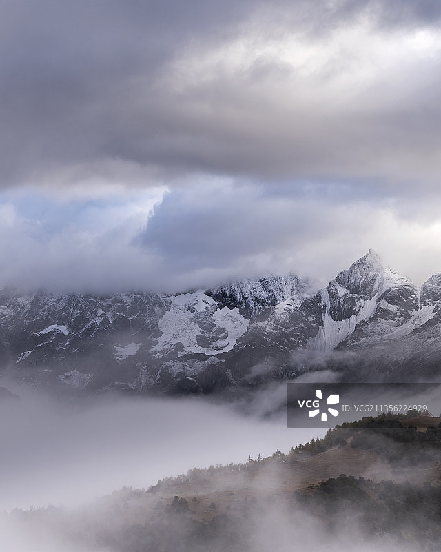 秋季四川甘孜藏族自治州四姑娘山的雪峰图片素材