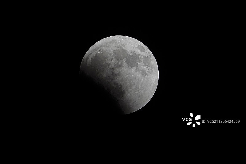 月亮在夜晚晴朗的天空下的低角度视图图片素材