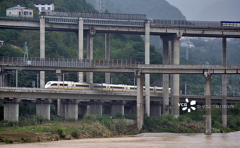 西成高铁四川广元段的高铁普铁高速立体交通图片素材