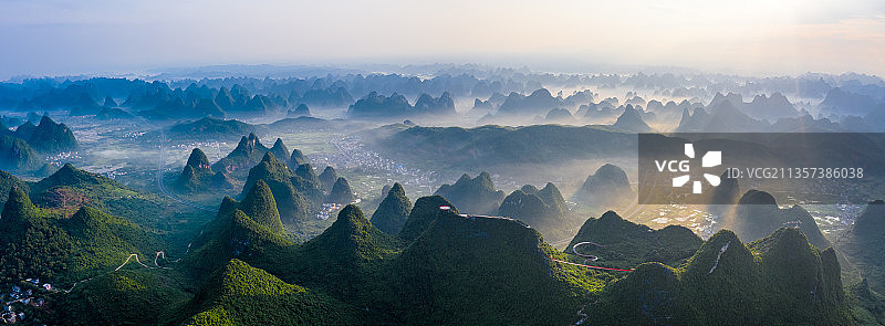 桂林南方喀斯特地貌晨雾日出风光图片素材