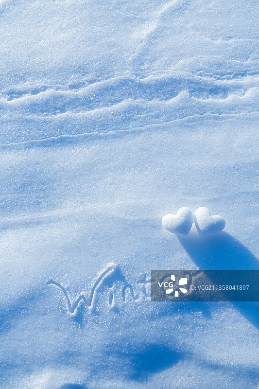 雪地上的英文单词与心形雪球winter图片素材