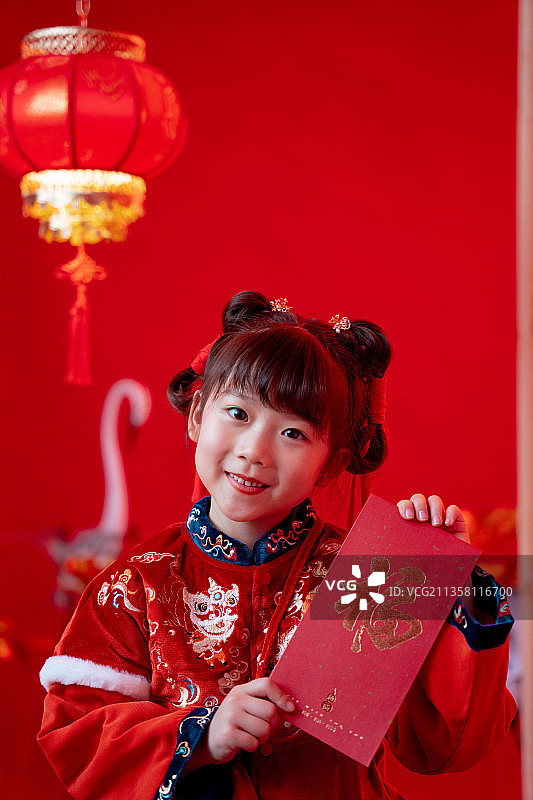 新年小女孩拿着红包肖像图片素材
