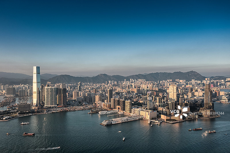 航拍视角下的香港维多利亚港-港岛区城市天际线全景图片素材
