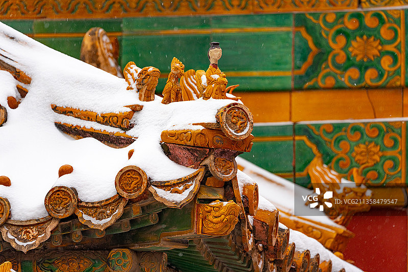 雪中故宫的屋檐琉璃瓦和角兽图片素材