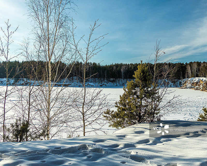 风景的雪覆盖田野对天空，俄罗斯图片素材