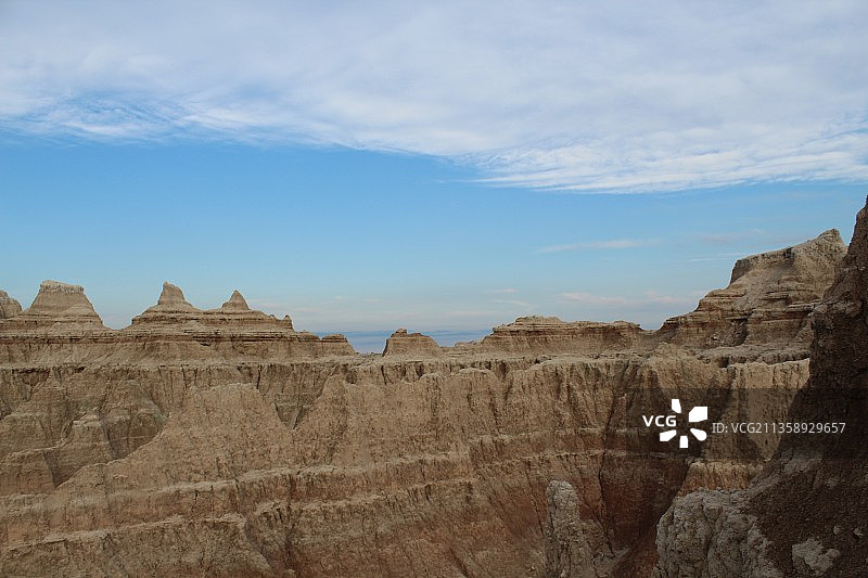 在多云的天空下，岩石形成的景色，Badlands国家公园，南达科他州，美国图片素材