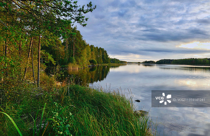 芬兰米凯利，天空映衬下的湖水景色图片素材