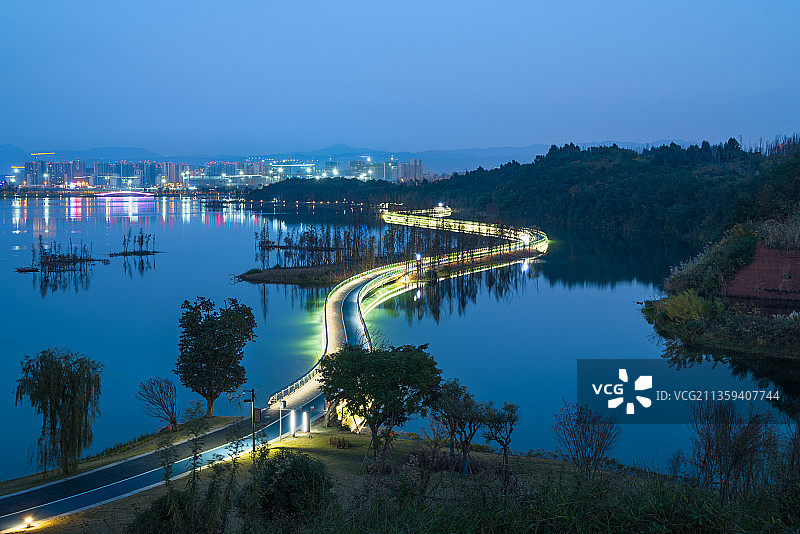 成都天府新区兴隆湖成都科学城健身步道夜景图片素材