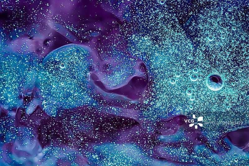 抽象紫色液体背景，油漆飞溅，漩涡图案和图片素材