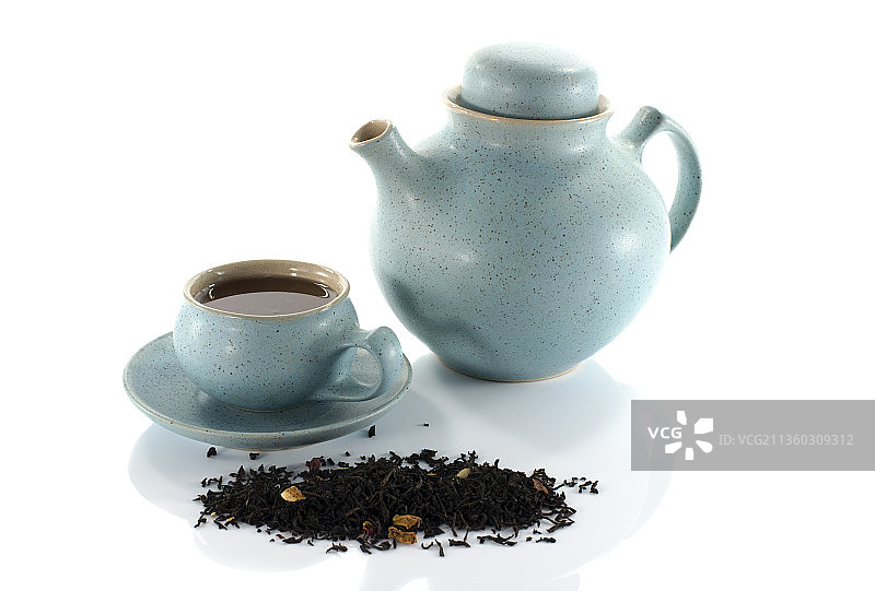 茶杯和茶壶的茶，在白色背景下茶杯和茶壶的特写图片素材
