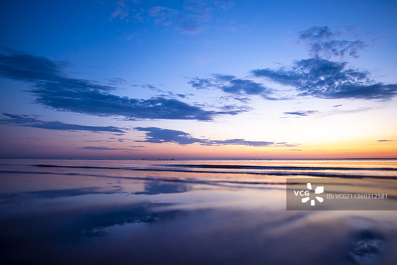 日落时海天映衬的风景图片素材