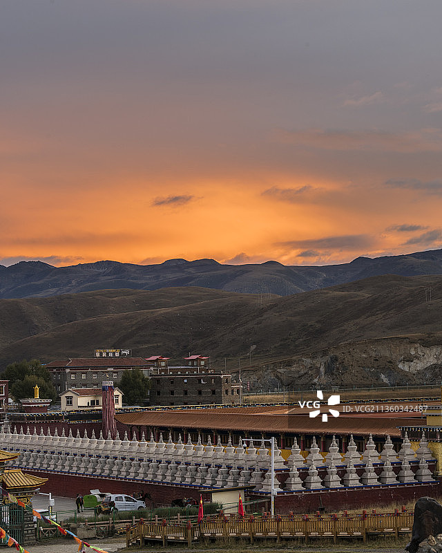 黎明时分的四川甘孜州塔公寺图片素材