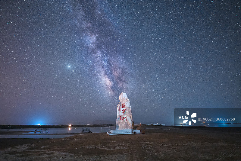 中国青海省大柴旦的雪山和翡翠盐湖银河图片素材