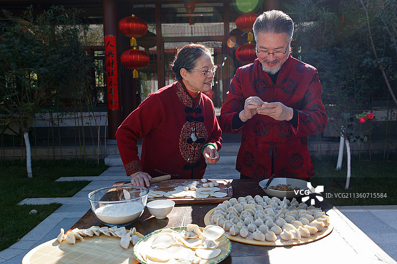 幸福的老年夫妇过年包饺子图片素材