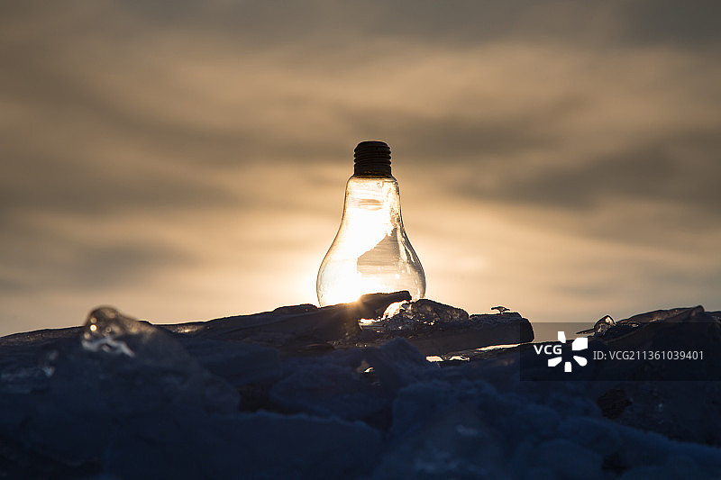 冬天冰面上被太阳照亮的玻璃灯泡图片素材