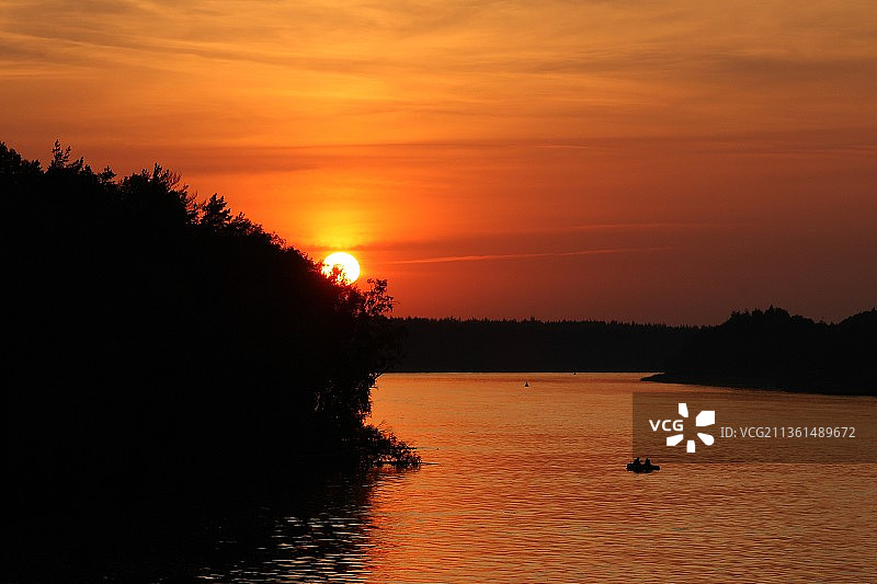 斯维尔河上的日落，橙色天空衬托下的湖景图片素材