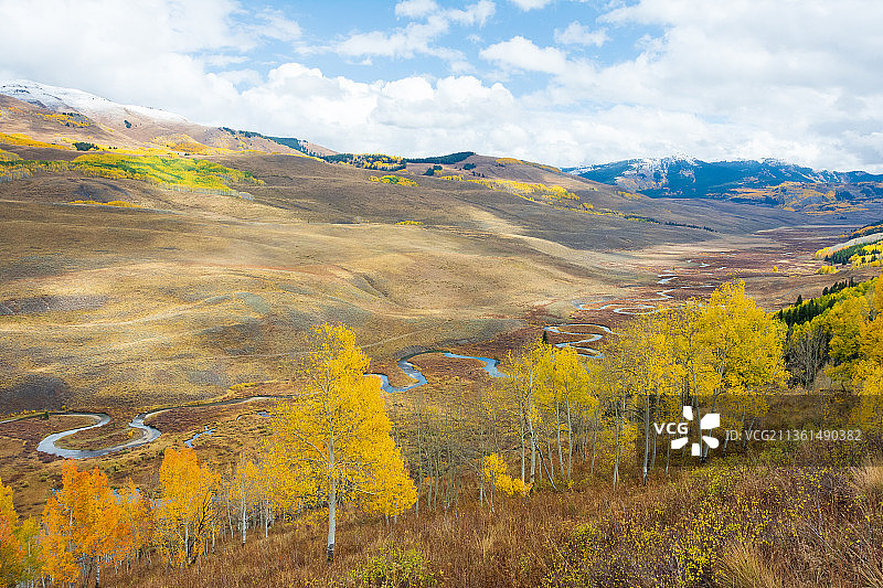 弯弯曲曲的铜溪和白杨，风景的景观对天空在秋天，冠丘，科罗拉多，美国，美国图片素材