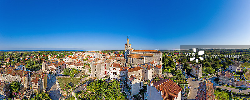 全景无人机拍摄的中世纪小镇贝尔，贝尔，克罗地亚图片素材