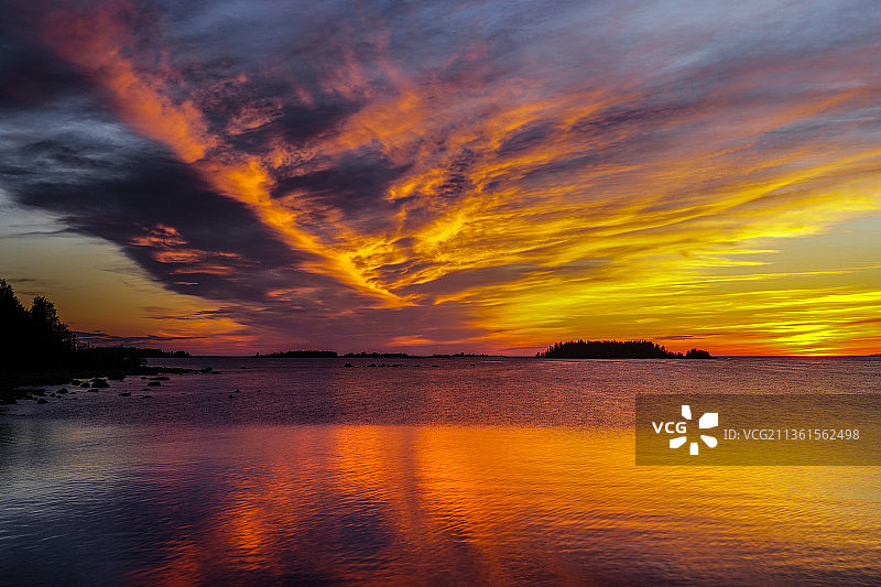 瑞典的日出，日落时大海映衬着戏剧性的天空图片素材