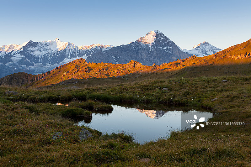 瑞士阿尔卑斯山，湖泊和山脉的风景与清澈的天空，伯尔尼高地，瑞士图片素材