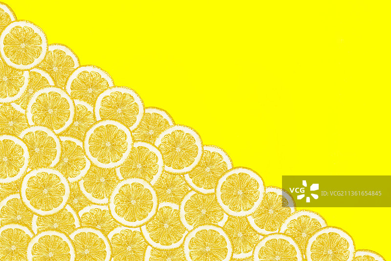 图案由新鲜的柠檬片在一个黄色的b图片素材