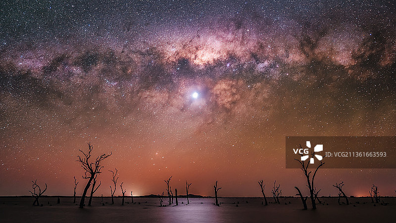 澳大利亚维多利亚州Gunbower, Kow Swamp night jpg，夜空下湖泊的风景图片素材