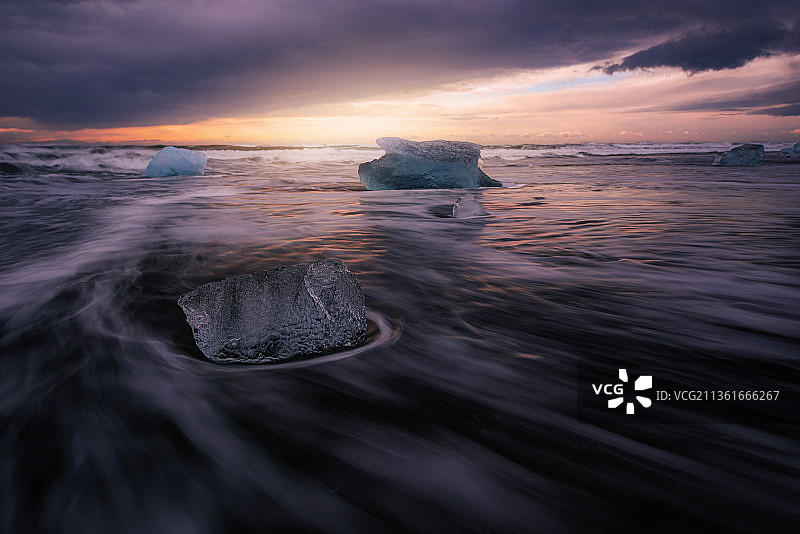 冰岛日落时海天映衬的风景图片素材