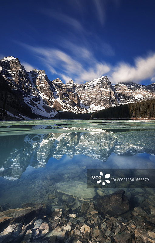 加拿大白雪皑皑的山脉映衬着天空的湖面风景图片素材