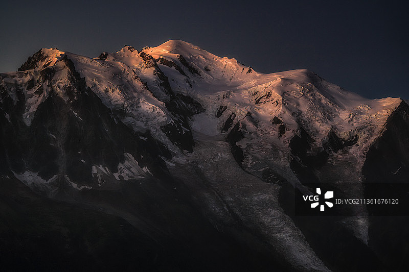 奥兰治山，白雪皑皑的山脉映衬着天空图片素材