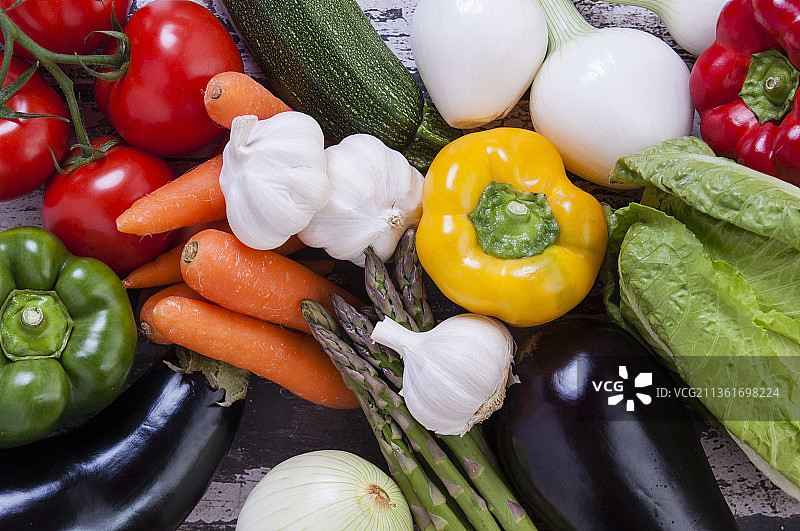 各种类型的新鲜蔬菜，蔬菜和餐桌上的蔬菜的高角度视图，马德里，西班牙图片素材