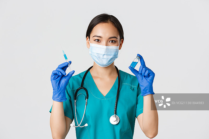 Covid-19，冠状病毒疾病，医护人员概念特写，女医生站在白色背景下打手势的肖像图片素材