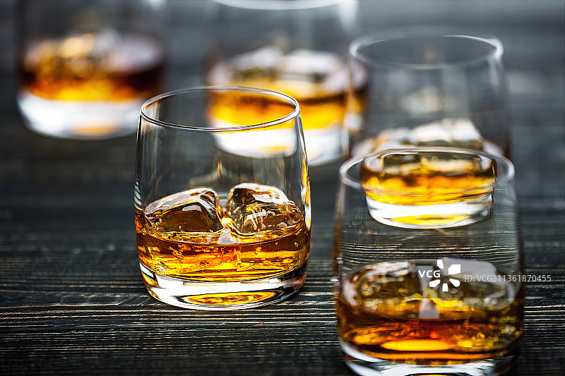 威士忌酒杯，桌上威士忌酒杯的特写镜头图片素材