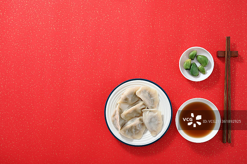 中国传统美食过年吃饺子蘸醋腊八蒜图片素材