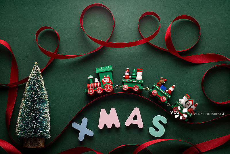 行驶在红色丝带上的圣诞节小火车图片素材
