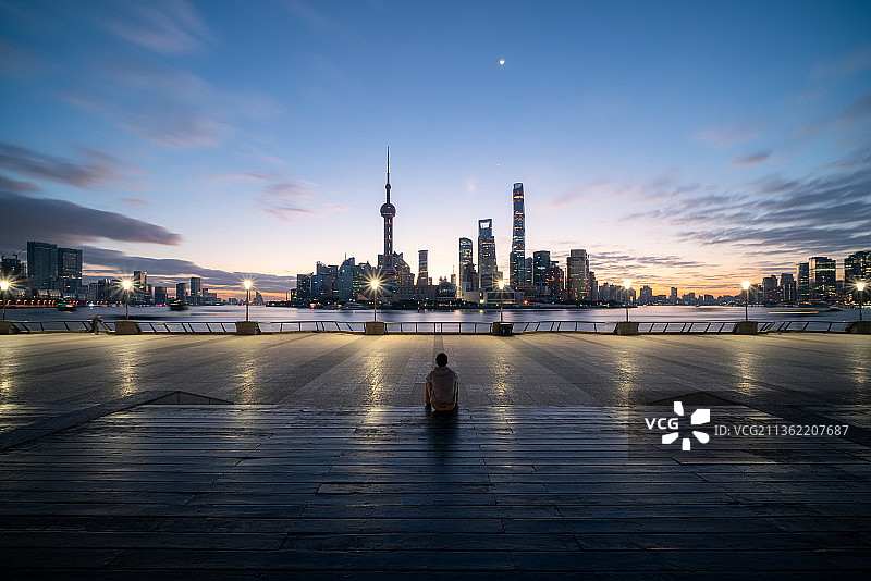 上海 外滩 一个人  日出 夜景 蓝调 城市天际线 陆家嘴图片素材
