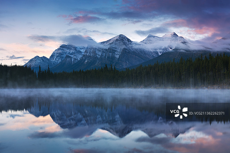 班夫，湖和白雪皑皑的山脉映衬着天空，加拿大阿尔伯塔省图片素材