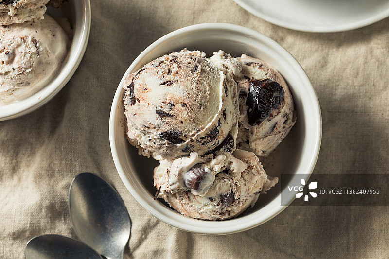 自制的驼鹿足迹冰淇淋，在餐桌上的碗冰淇淋的高角度视图图片素材