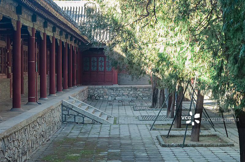 中国山东泰安著名景点泰山风景区岱庙行宫里古典建筑的走廊和红柱子图片素材