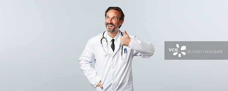 医生手势的肖像，而站在白色背景图片素材
